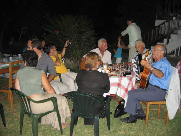 Familienfreundlicher Abend im Garten mit Kultur und Musik.